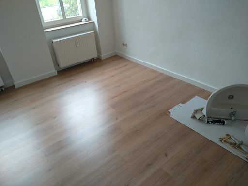Laminatboden mit weißen Sockelleisten