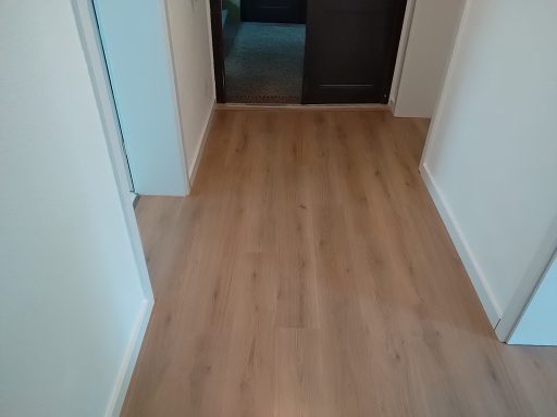Laminatboden mit weißen Sockelleisten
