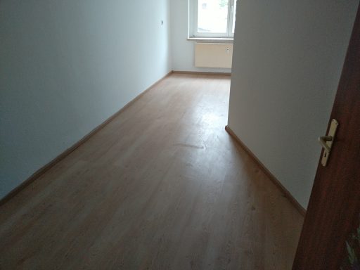 Laminatboden mit weißen Sockelleisten