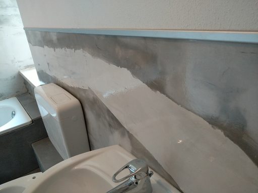Spachteltechnik mit Epoxyd für fugenlose Bäder