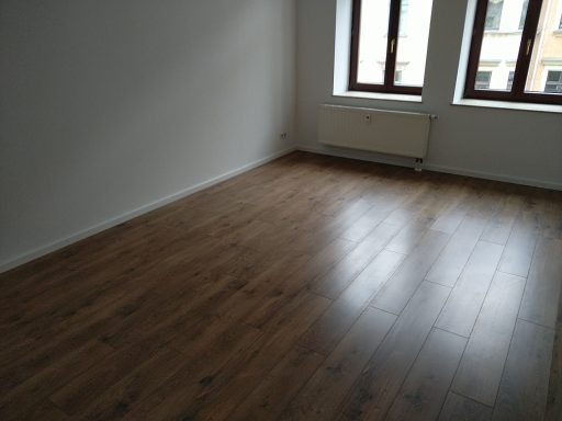 Laminatboden mit weißen Sockelleisten