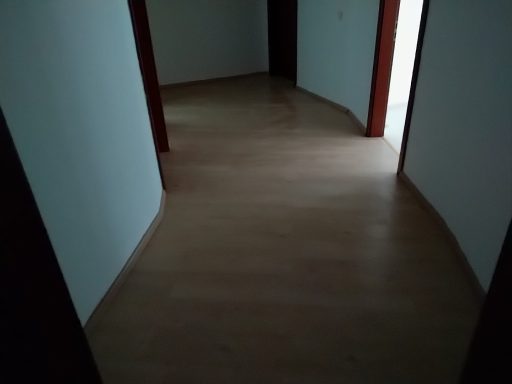 Laminatboden mit weißen Sockelleisten