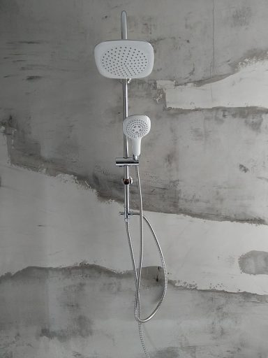 Spachteltechnik mit Epoxyd für fugenlose Bäder
